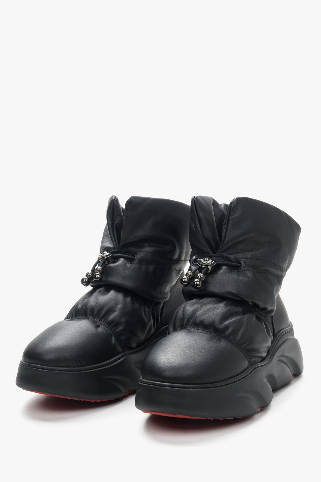 Women's black snow boots with leather and fur by Estro - front view of the shoe.