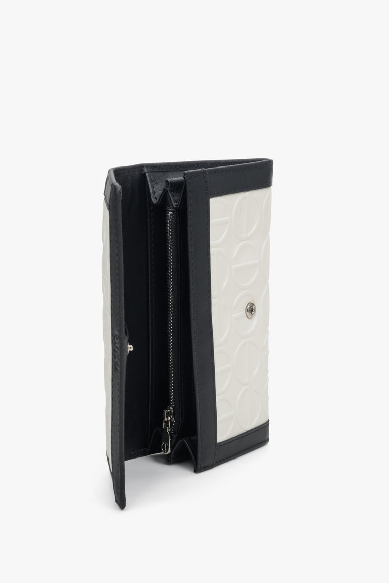 Women's large black and white Estro wallet - interior.