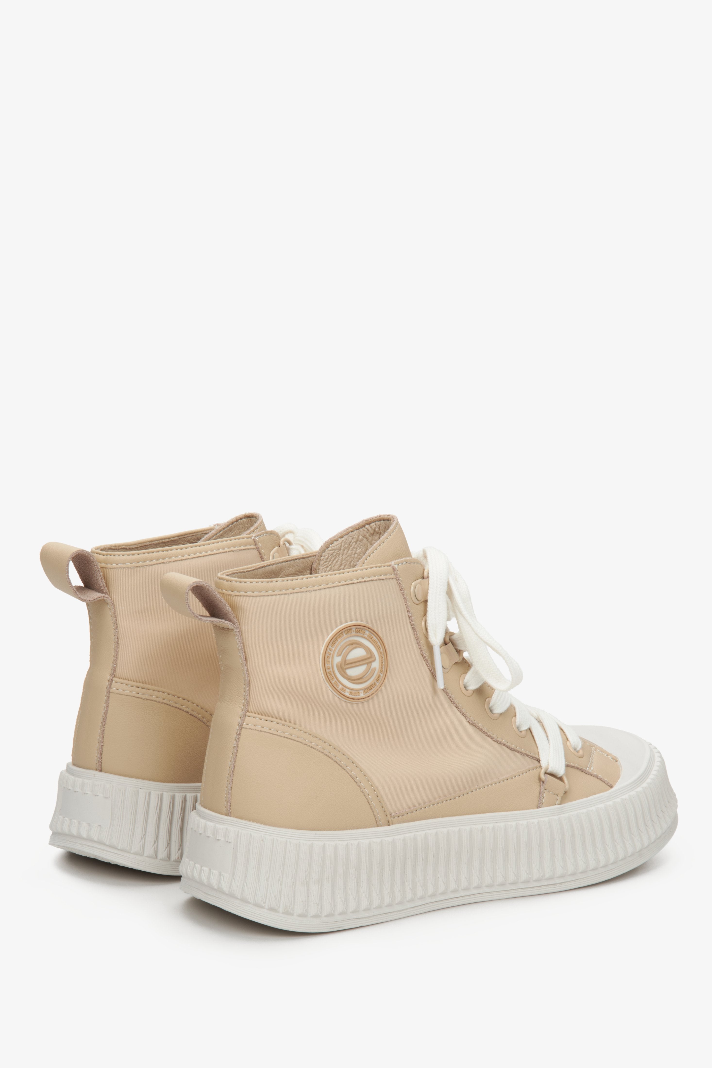 Women's beige sneakers with the visible Estro brand logo.