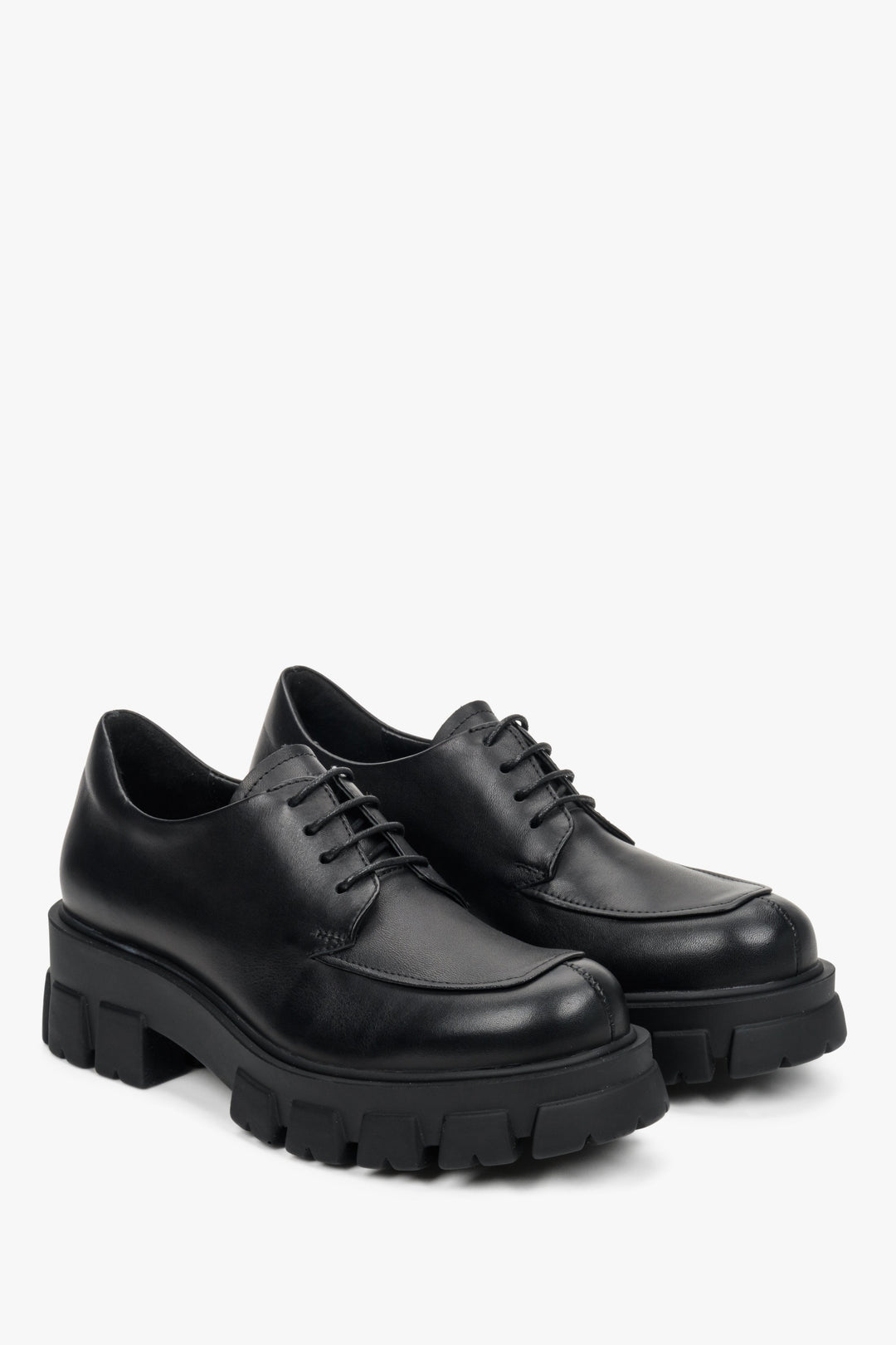 Women's black leather shoes by Estro - presentation of the side lines.