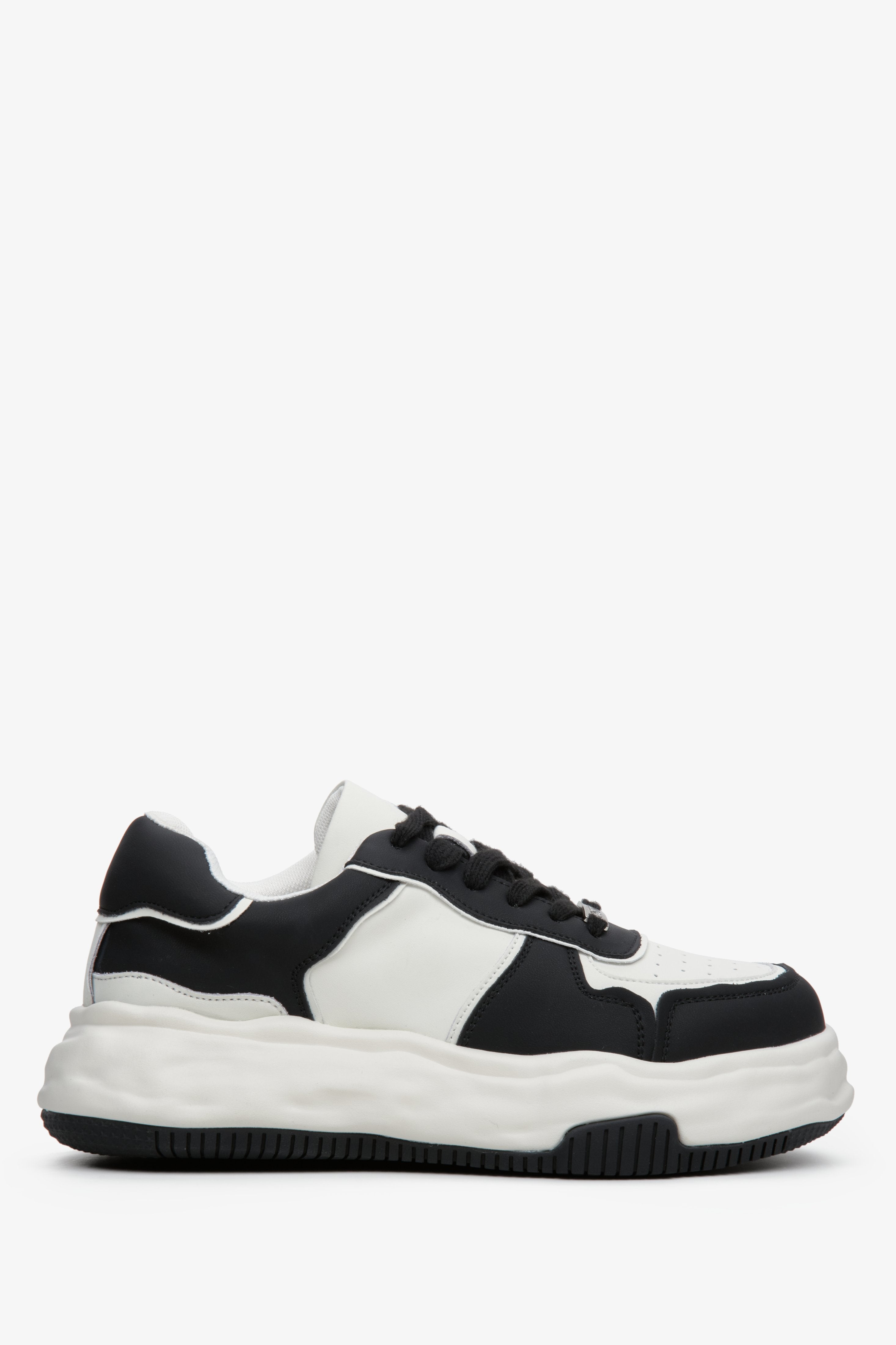 Women's leather sneakers by Estro in black and white - shoe profile.