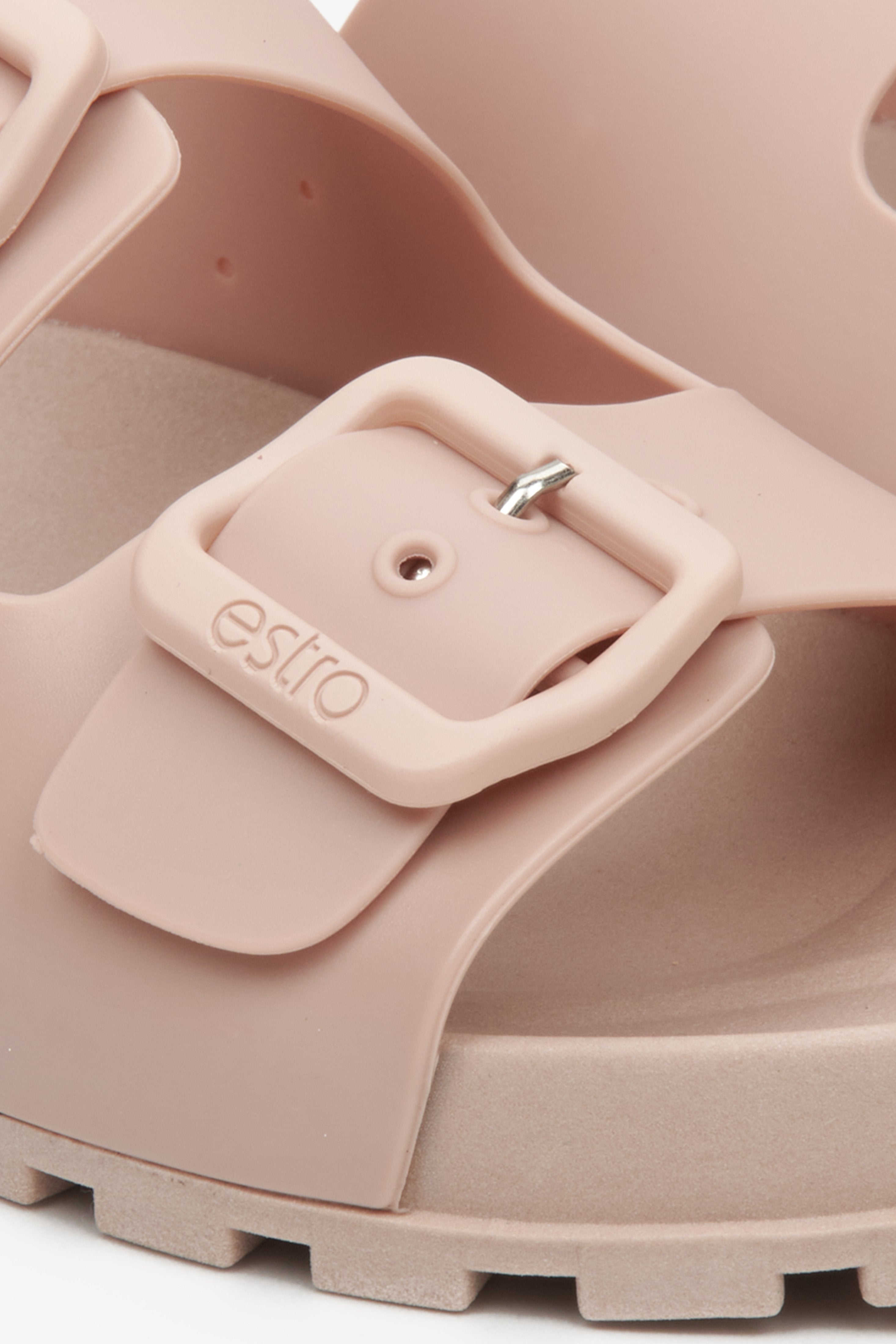 Women's light pink Estro flip-flops - close-up on details.