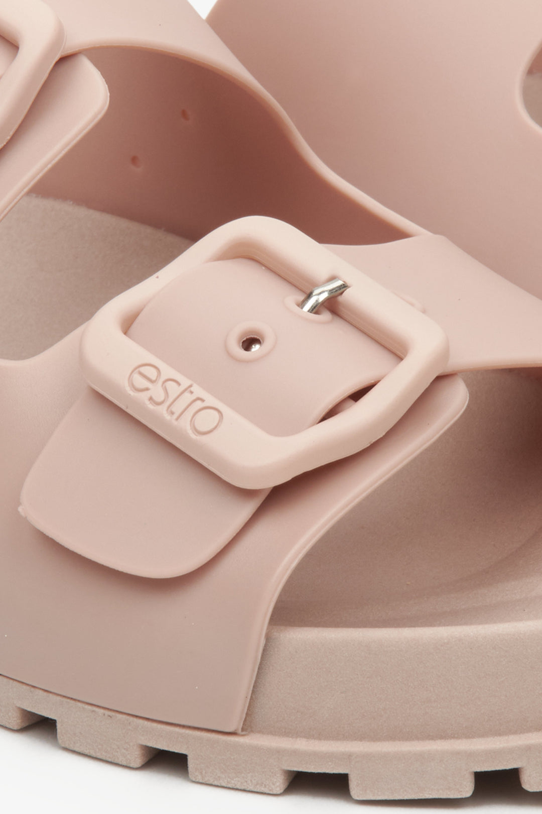 Women's light pink Estro flip-flops - close-up on details.