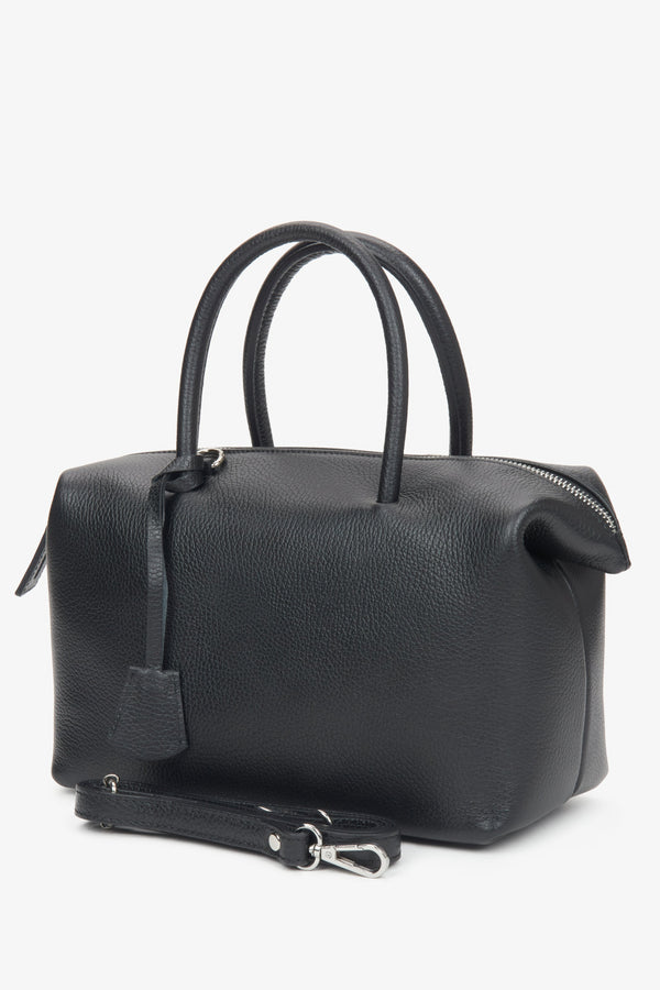 Stylish black women's satchel handbag, made of the highest quality premium Italian natural leather, from the Estro brand.