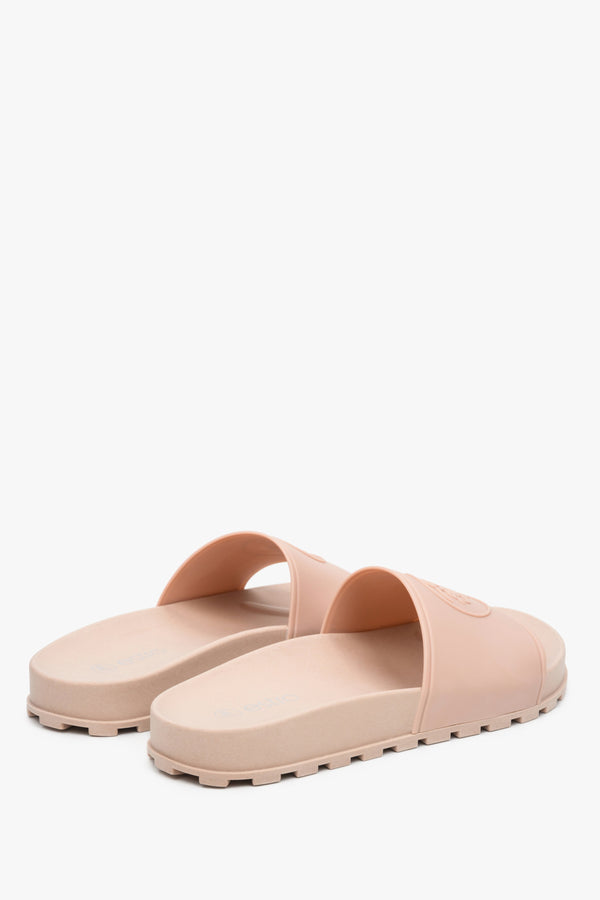 Women's light pink rubber flip-flops for fall/spring by Estro.