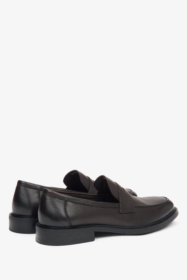 Men's dark brown loafers Estro - close-up of the heel and side profile of the shoes.