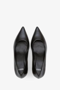 Women's black leather pumps by Estro with a low stiletto heel and pointed toe - top view presentation of the model.