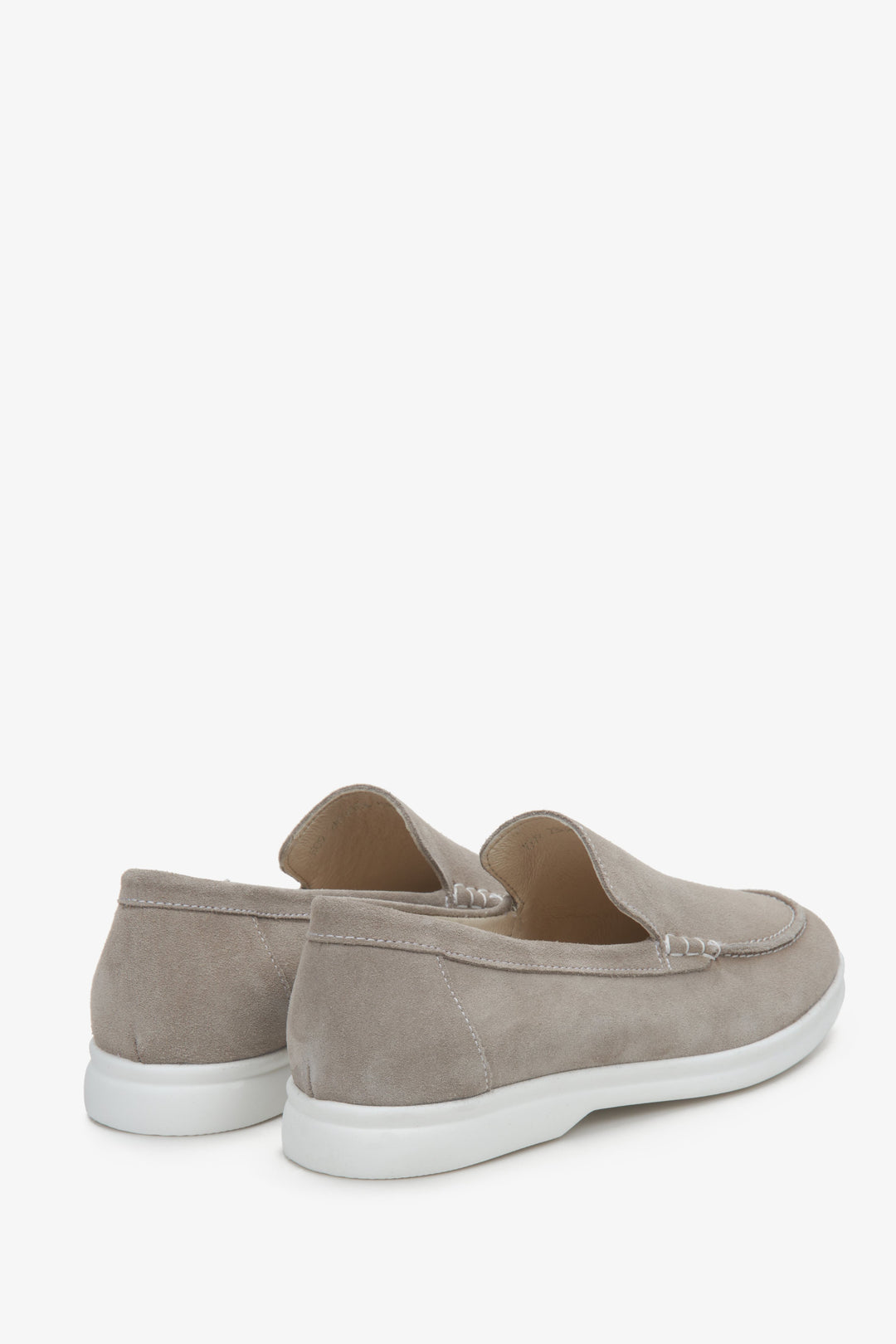 Women's suede moccasins in dark grey Estro - close-up of the heel and side seam of the shoes.