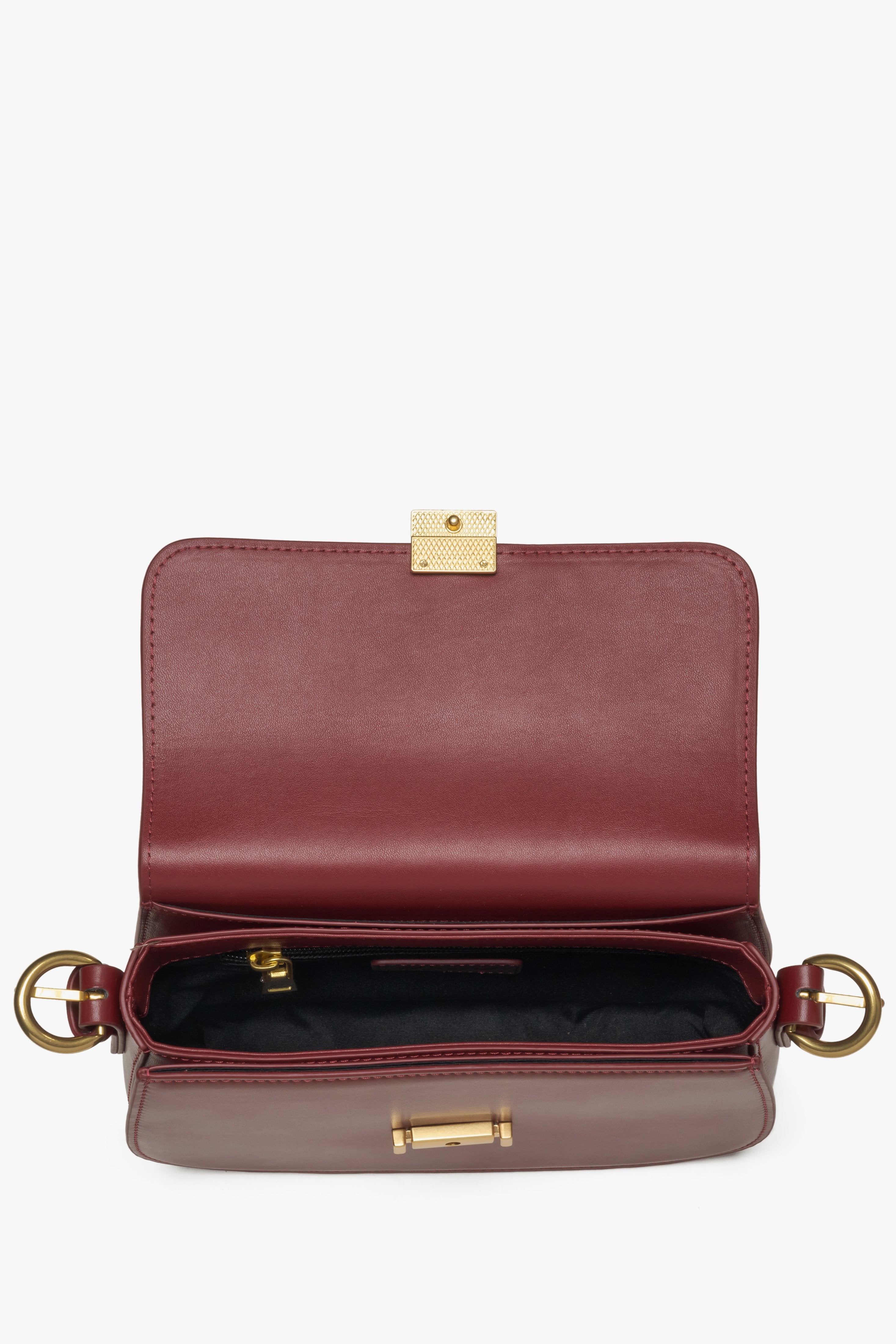 Women's small burgundy leather bag by Estro - close-up of the interior.