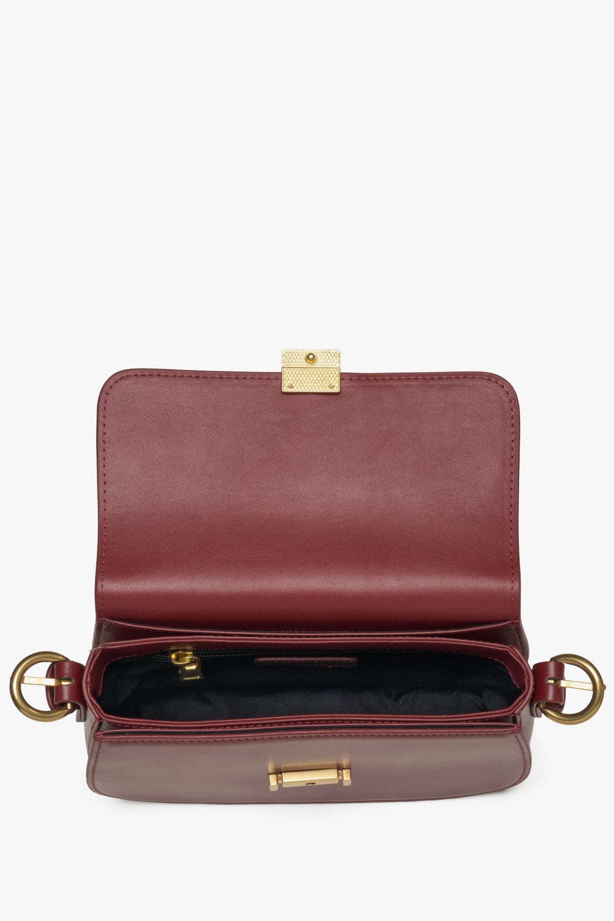 Women's small burgundy leather bag by Estro - close-up of the interior.