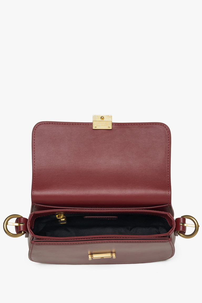 Women's small burgundy leather bag by Estro - close-up of the interior.