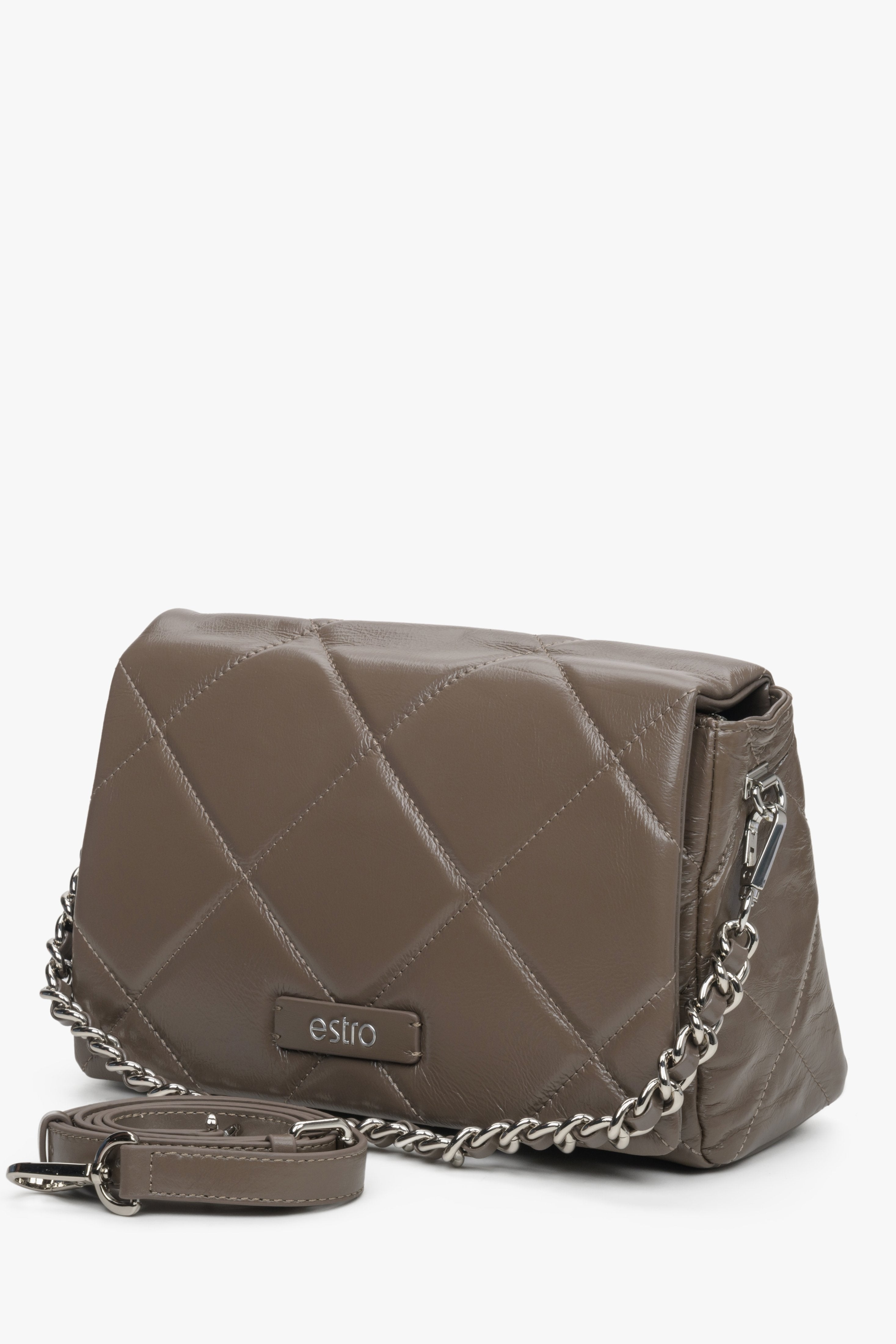 Estro women's bag made of genuine leather in brown colour with a chain strap.