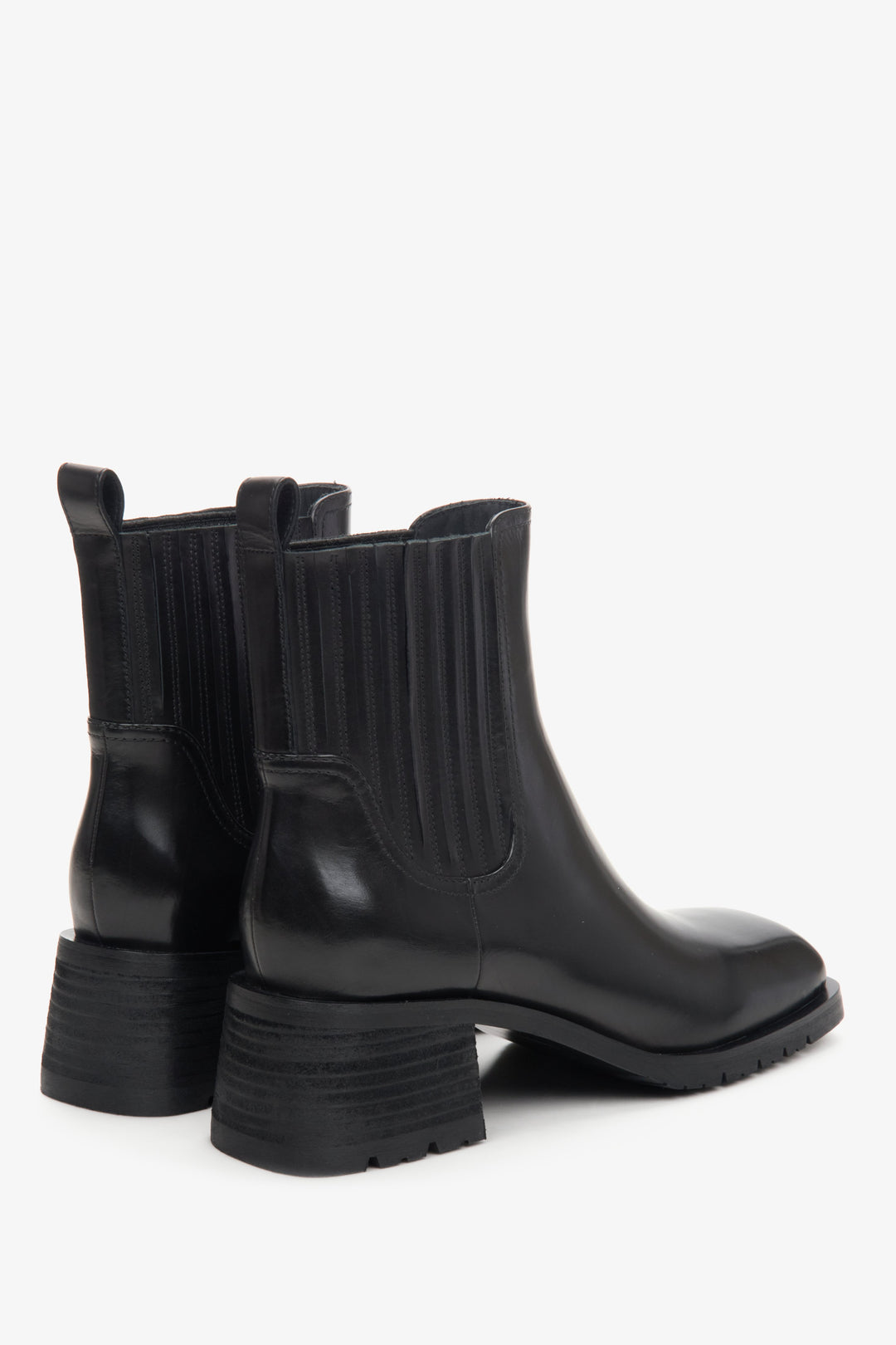 Women's low-heeled chelsea boots Estro - close-up on heel counter.