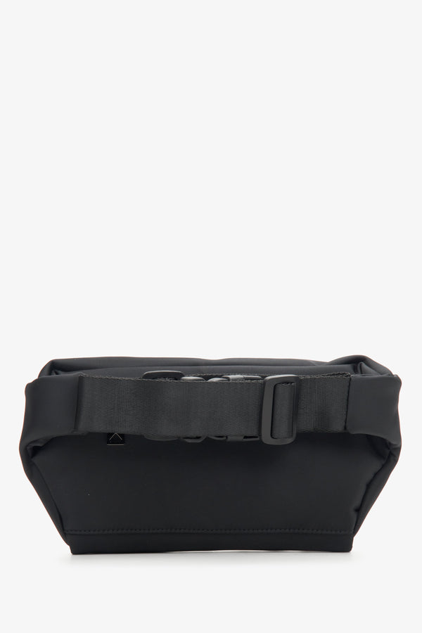 Men's black waist bag with a comfortable strap by Estro - reverse side.
