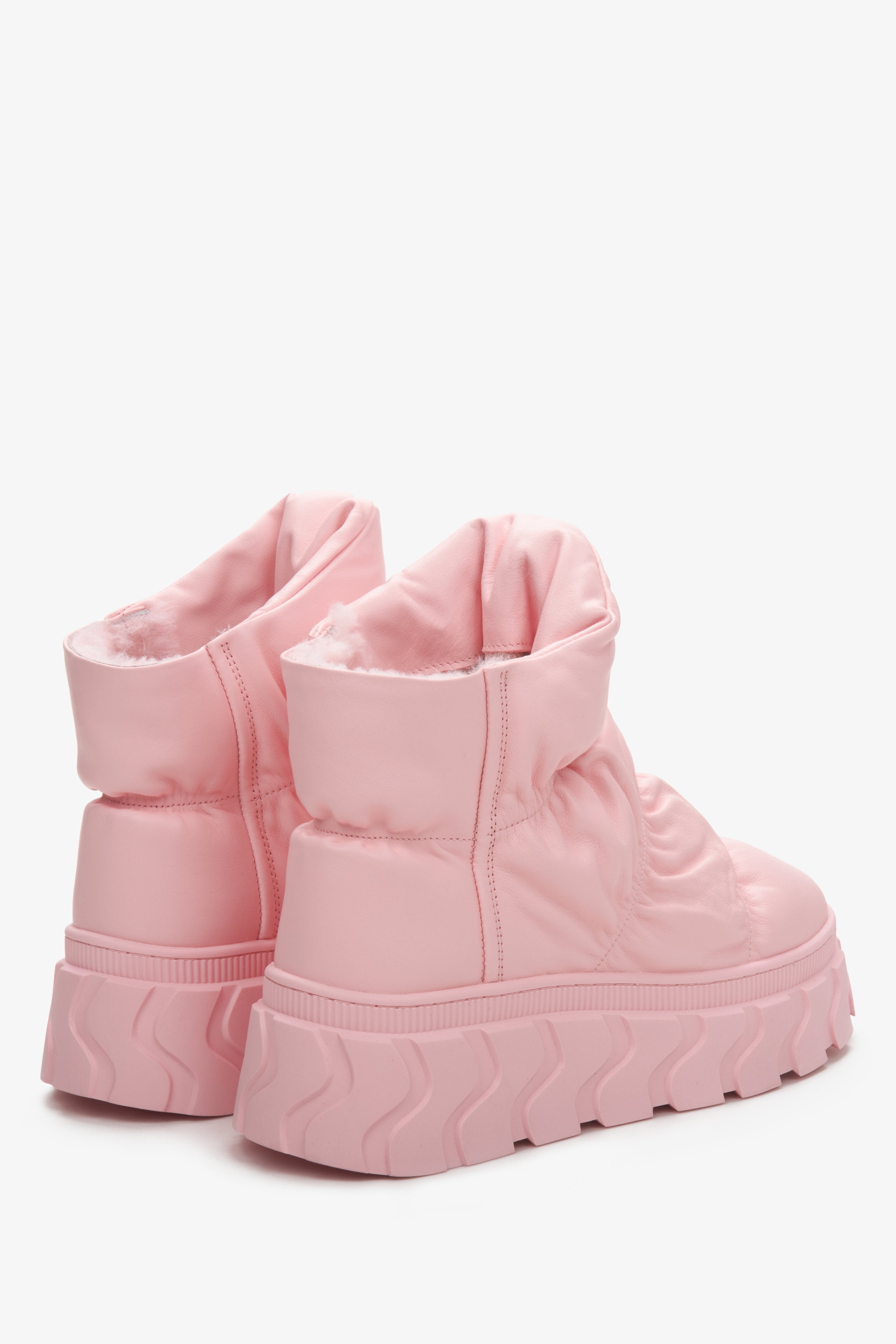 Women's warm and cozy pink snow boots Estro - a close-up on shoe toe.