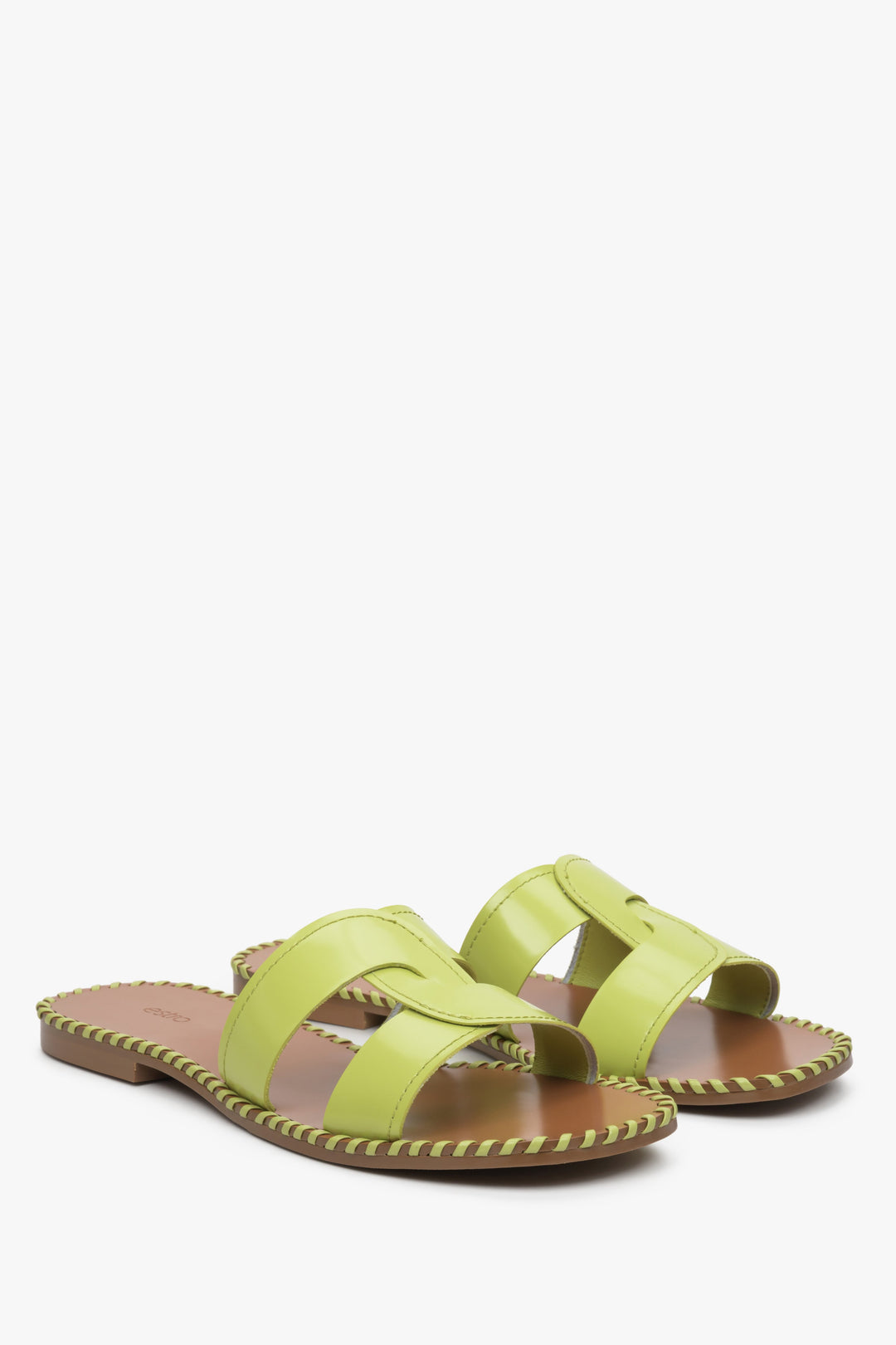 Women's green slide sandals Estro - a close-up on toeline.