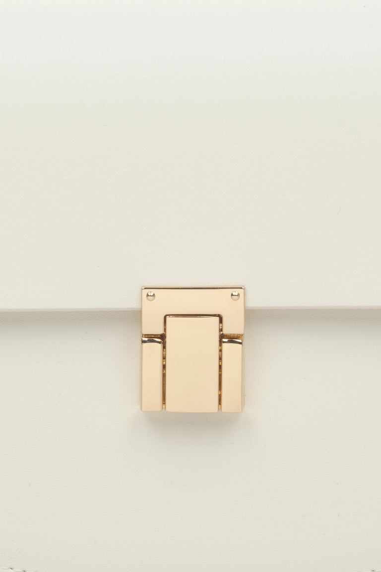 Women's milky-beige shoulder bag - close-up on the detail.