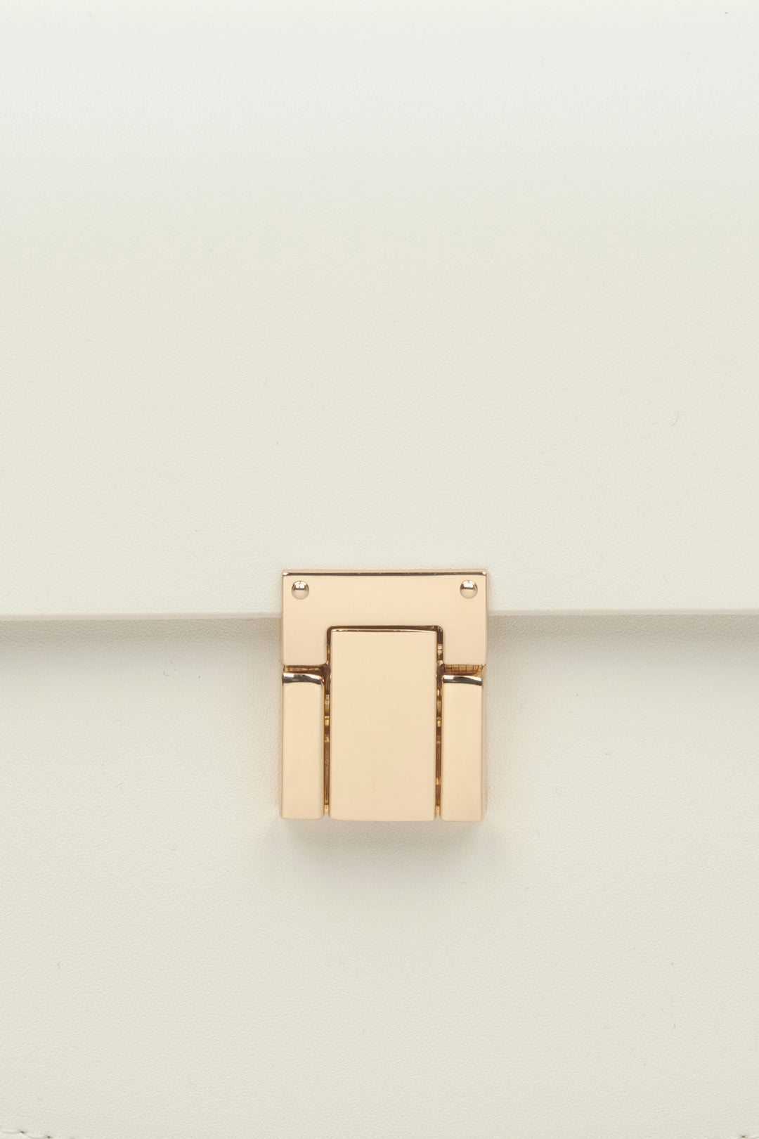 Women's milky-beige shoulder bag - close-up on the detail.