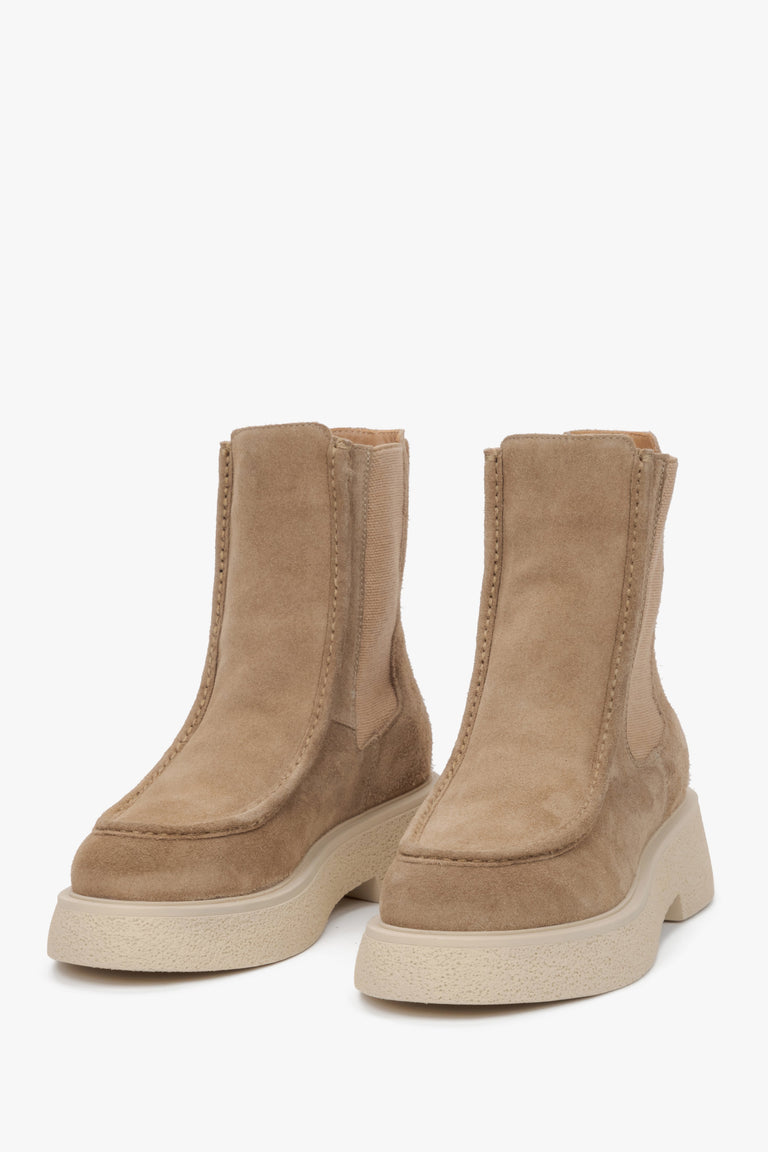 Beige women's velour chelsea boots Estro - front view of the model.