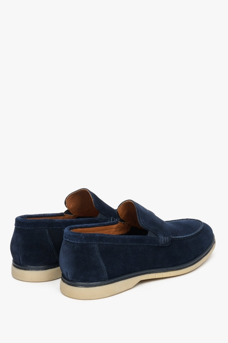 Men's navy blue velour loafers for fall - presentation of the heel and side seams.