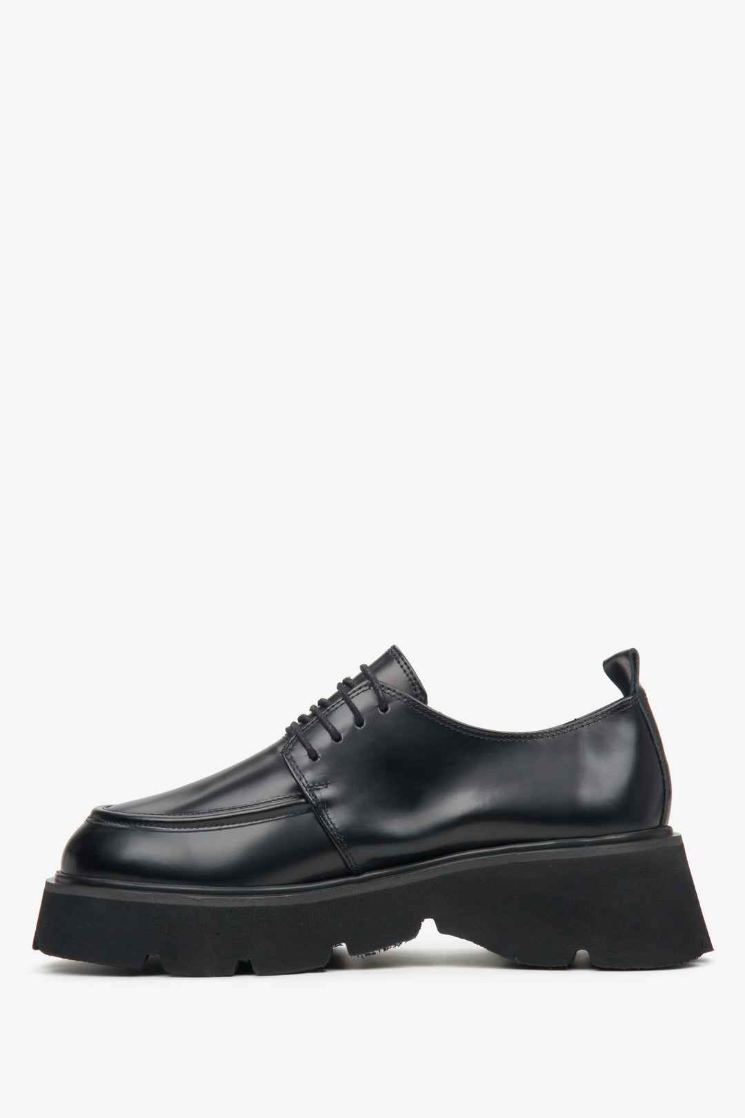 Lace-up women's black shoes by Estro - shoe profile.