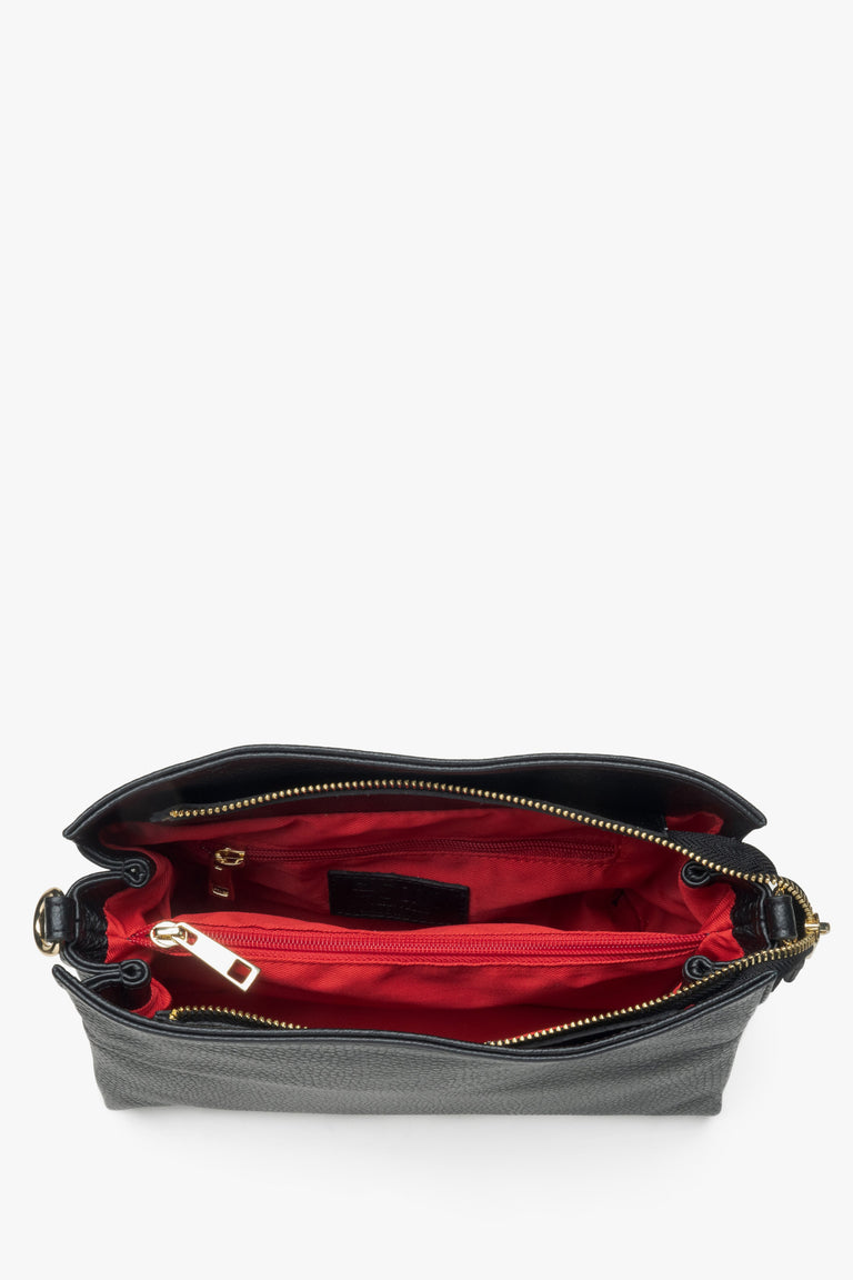 Estro women's black leather crossbody bag - close-up on interior.