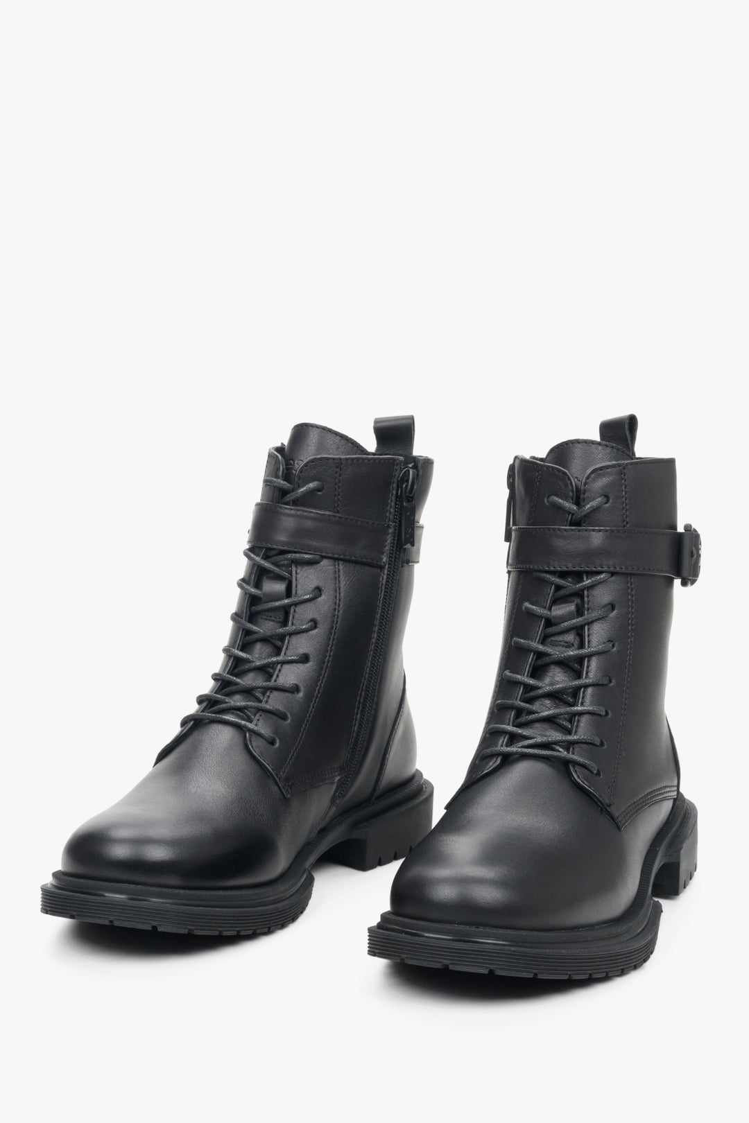 Estro brand women's black winter boots made of genuine leather - front part of the shoe and lacing system.