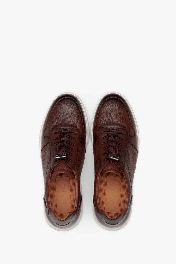 Estro brown men's leather sneakers in brown - top view model presentation.