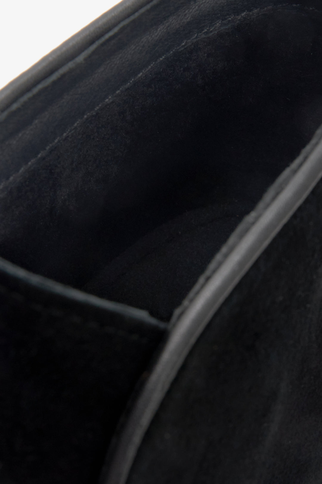 Soft black velour men's boots for fall by Estro - close-up on the interior details of the model.