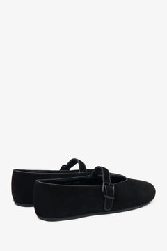 Classic and versatile black Estro women's ballet flats, made of genuine velour and featuring a delicate buckle.