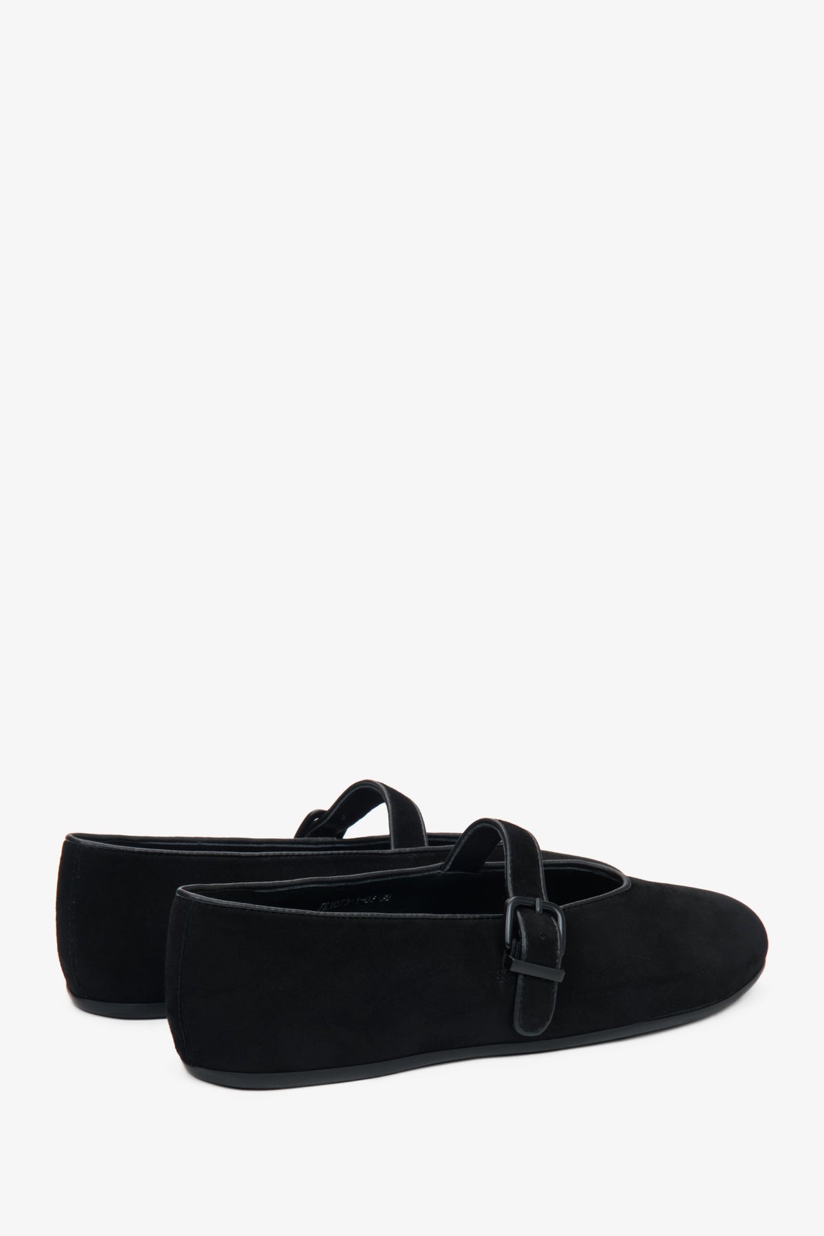 Classic and versatile black Estro women's ballet flats, made of genuine velour and featuring a delicate buckle.