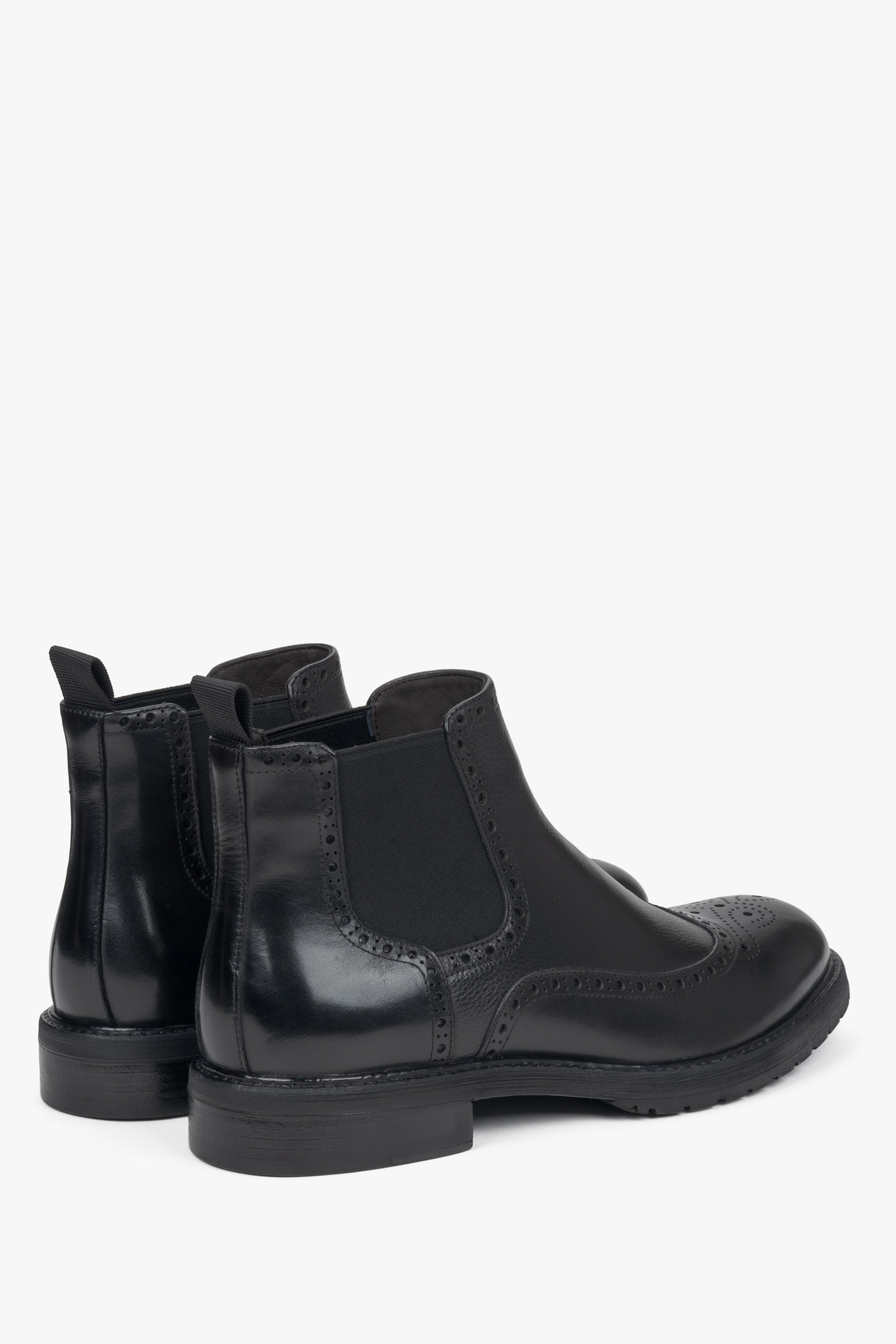 Estro black men's Chelsea boots made of genuine leather with a folk pattern - close-up of the heel and side line.