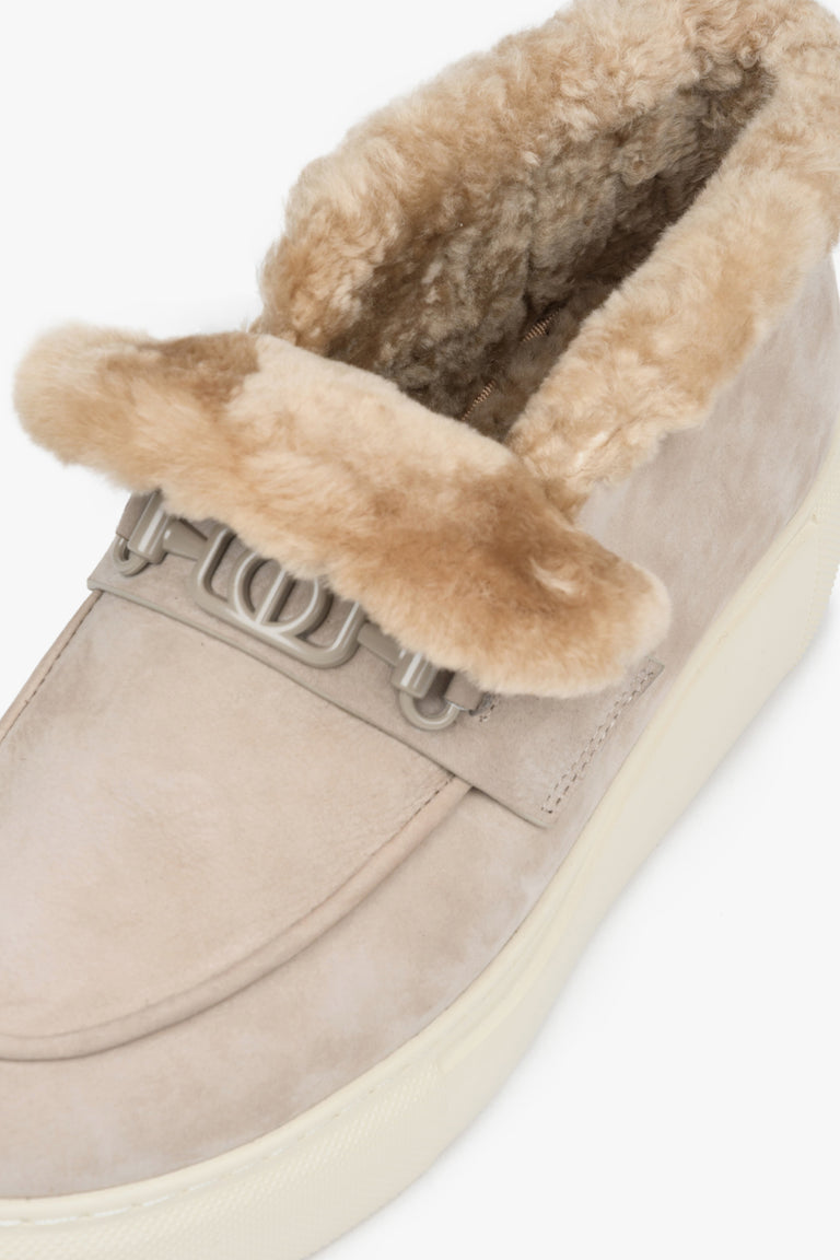 Women's beige low boots by Estro with fur lining from natural velour - close-up on details.