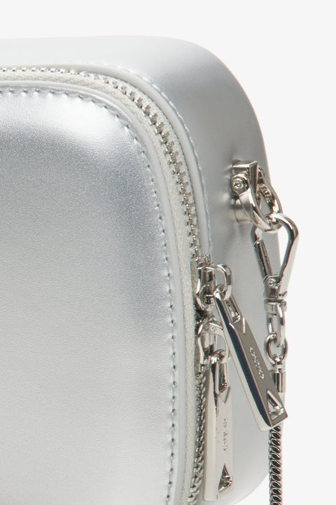 Close-up on the details of the silver leather women's handbag by Estro.