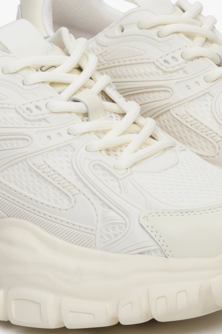 Women's beige high-platform shoes in black - close-up on the lacing system.