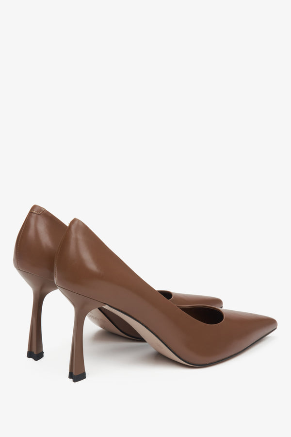 High heels in Estro brown genuine leather shoes with a narrow pointed toe