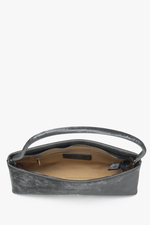 Women's black leather handy bag with a marble print - presentation of the main compartment.