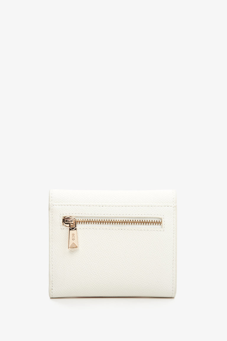 Estro women's leather wallet in beige with a gold clasp and accents - reverse side.