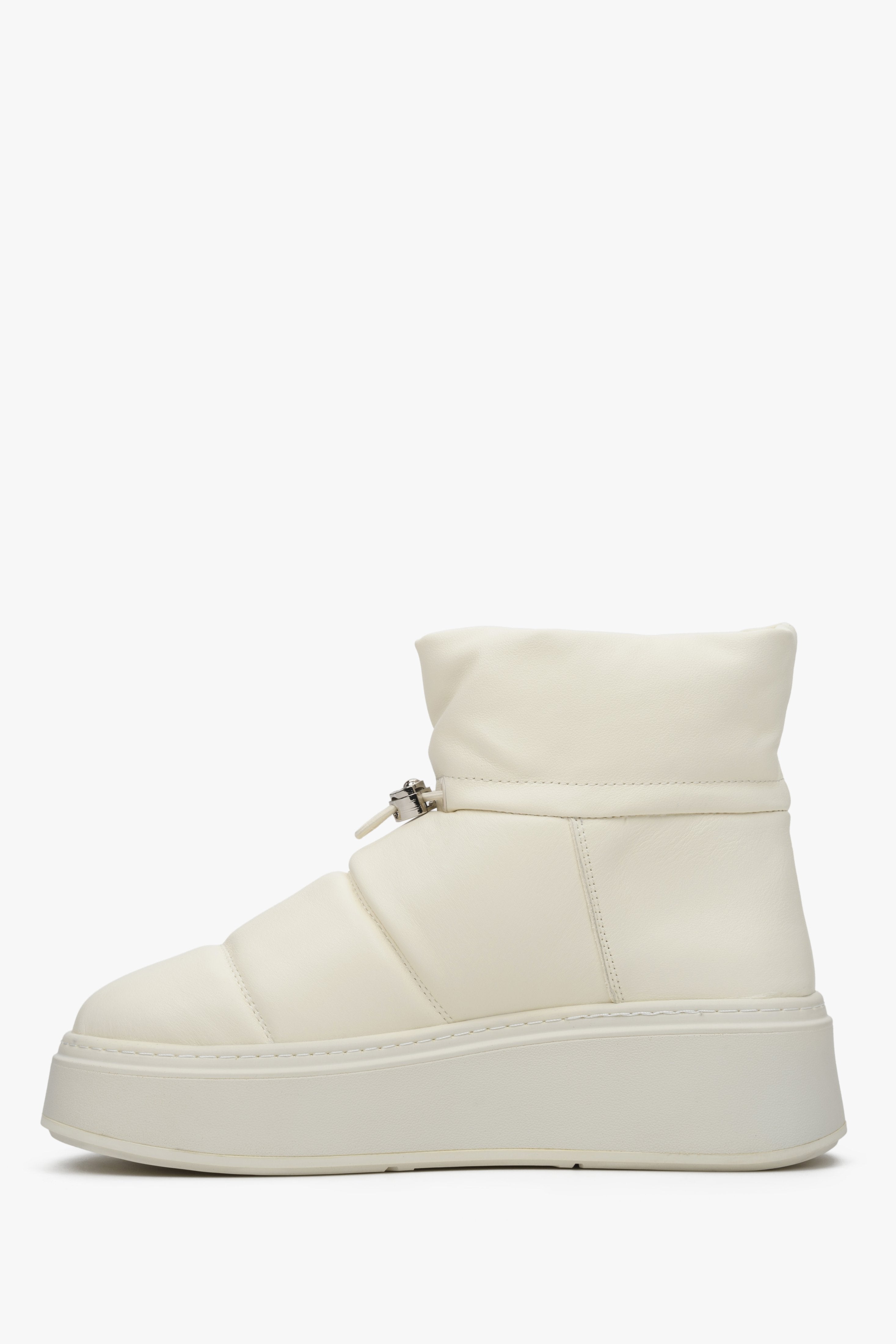 Winter women's snow boots by Estro with a cuff in white color.