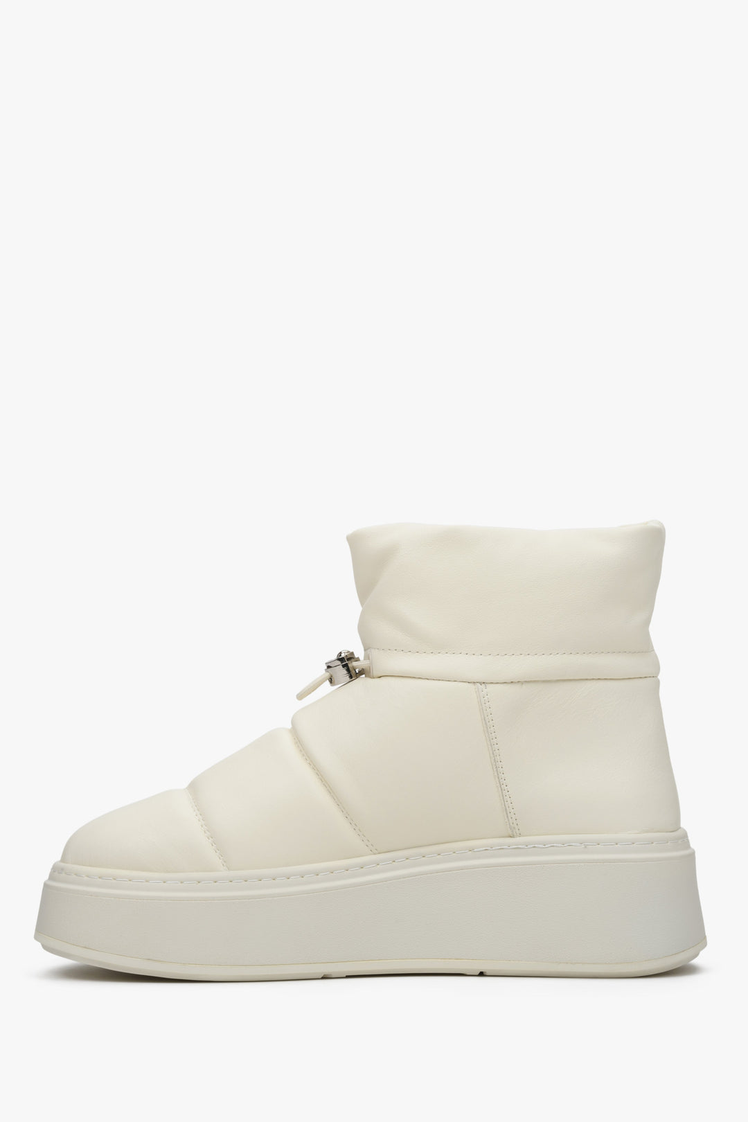Winter women's snow boots by Estro with a cuff in white color.