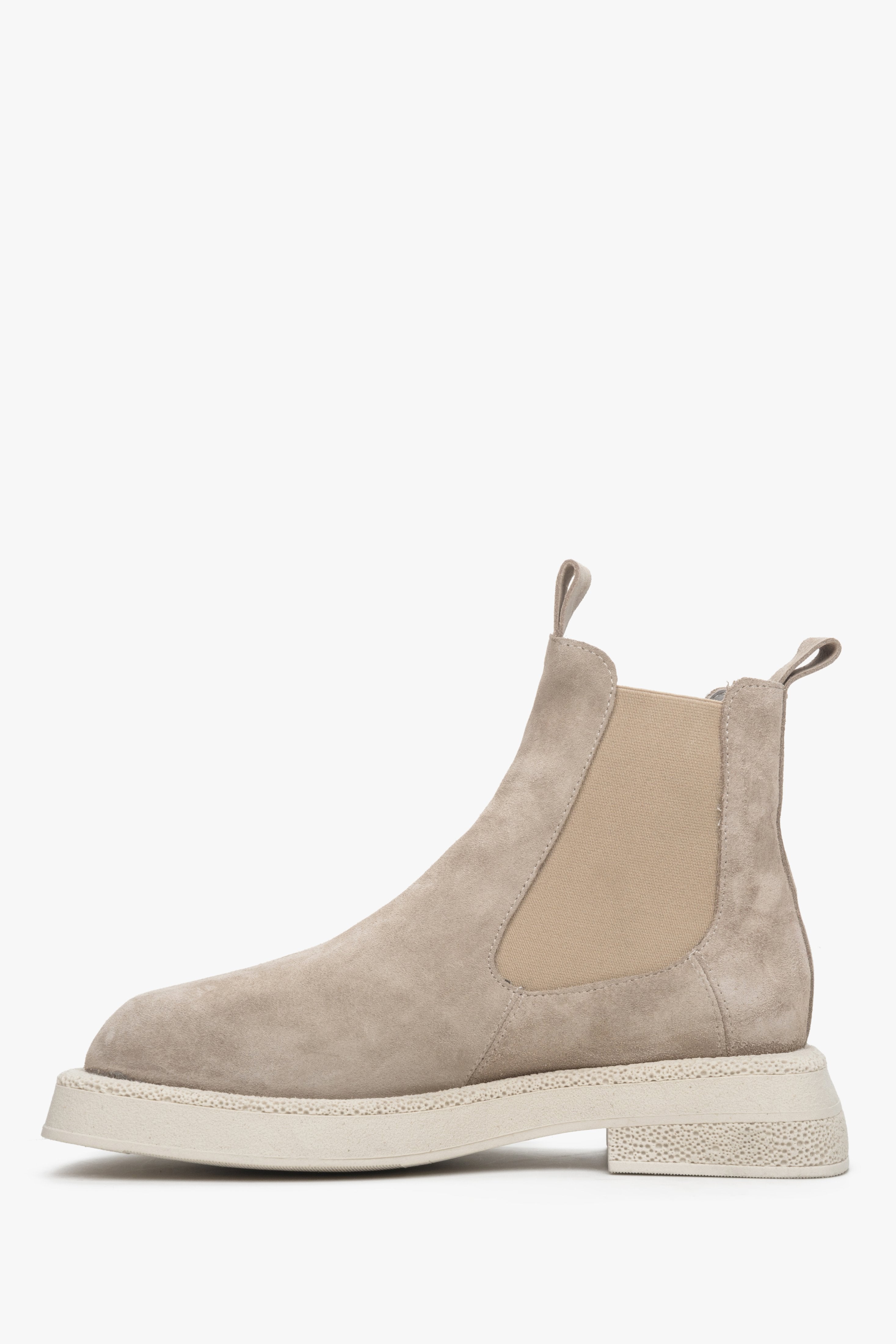 Beige suede Chelsea boots Estro - shoe profile.