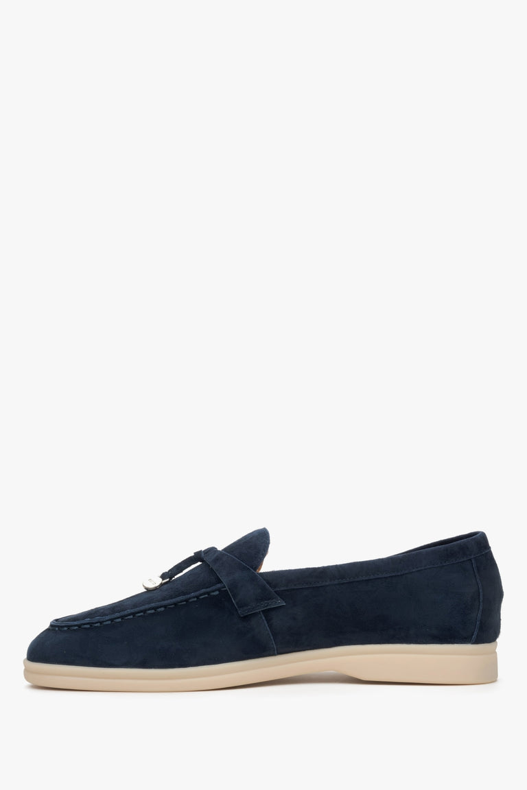 Estro women's navy blue velour loafers - side profile of the shoe.