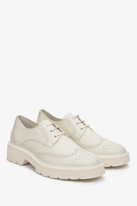 Women's beige leather lace-up shoes by Estro.