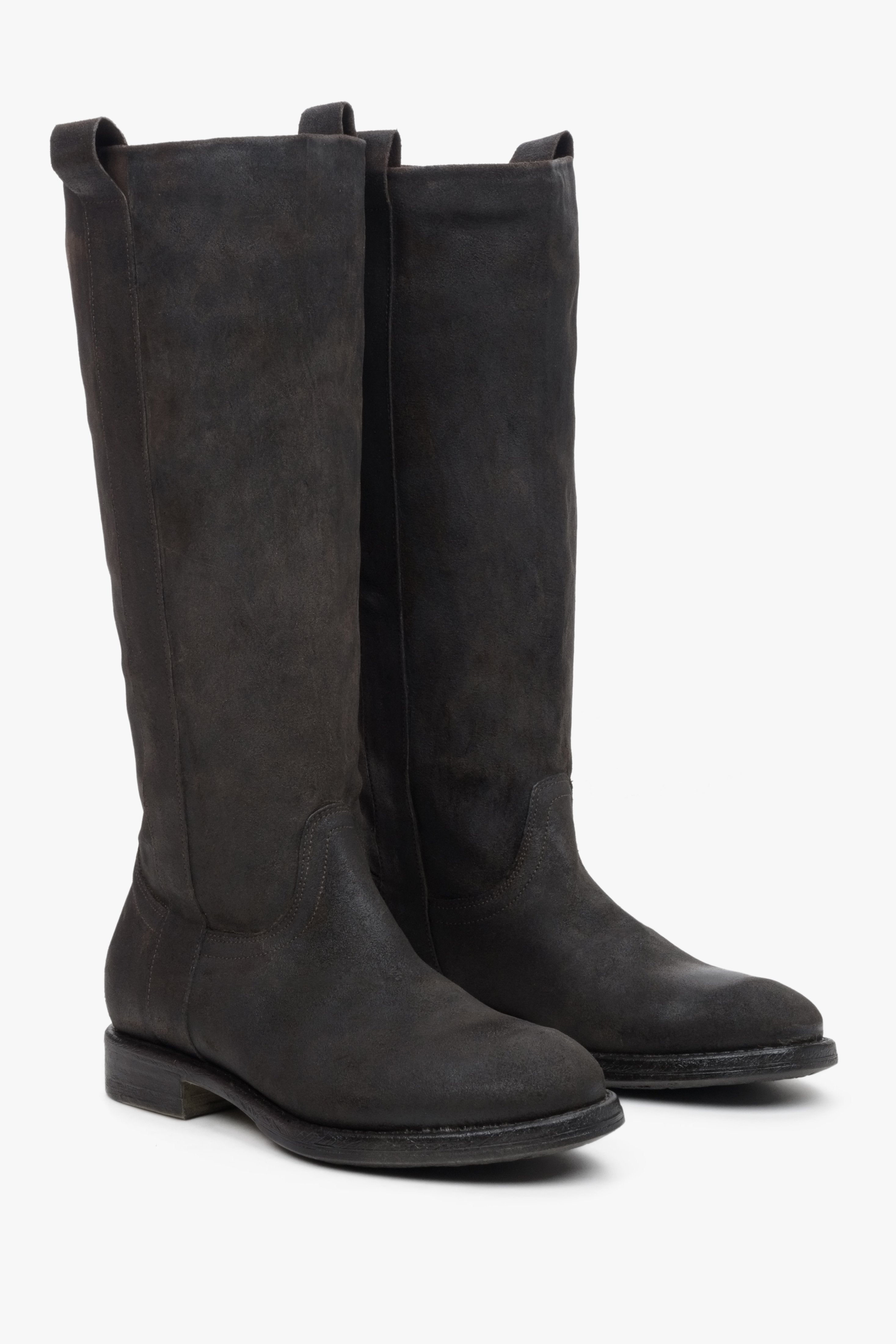 High women's boots made of black leather by Estro.