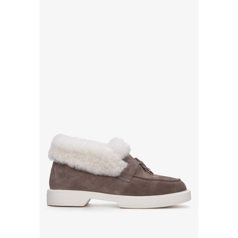 Winter women's moccasins by Estro with insulation in grey.