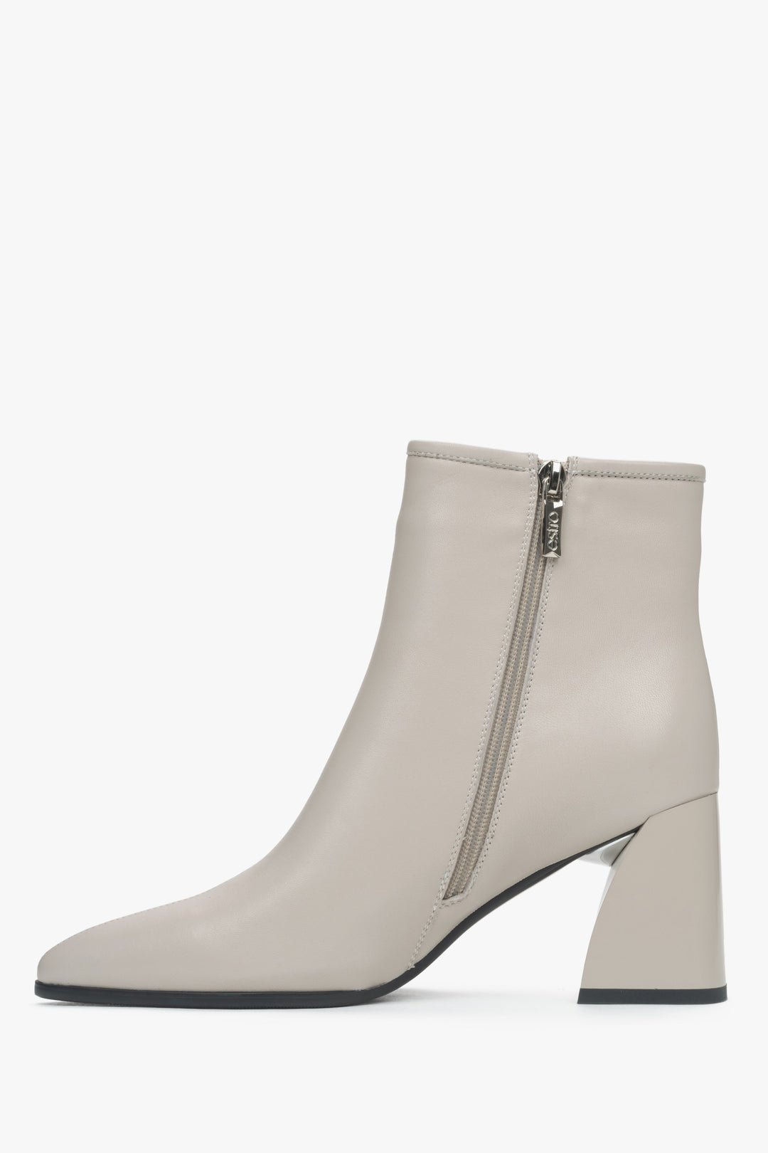 Light beige leather women's ankle boots with a pointed toe and heel, Estro - side profile of the shoe.