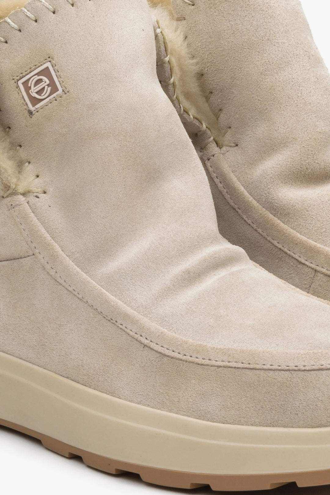 Beige suede snow boots Estro.