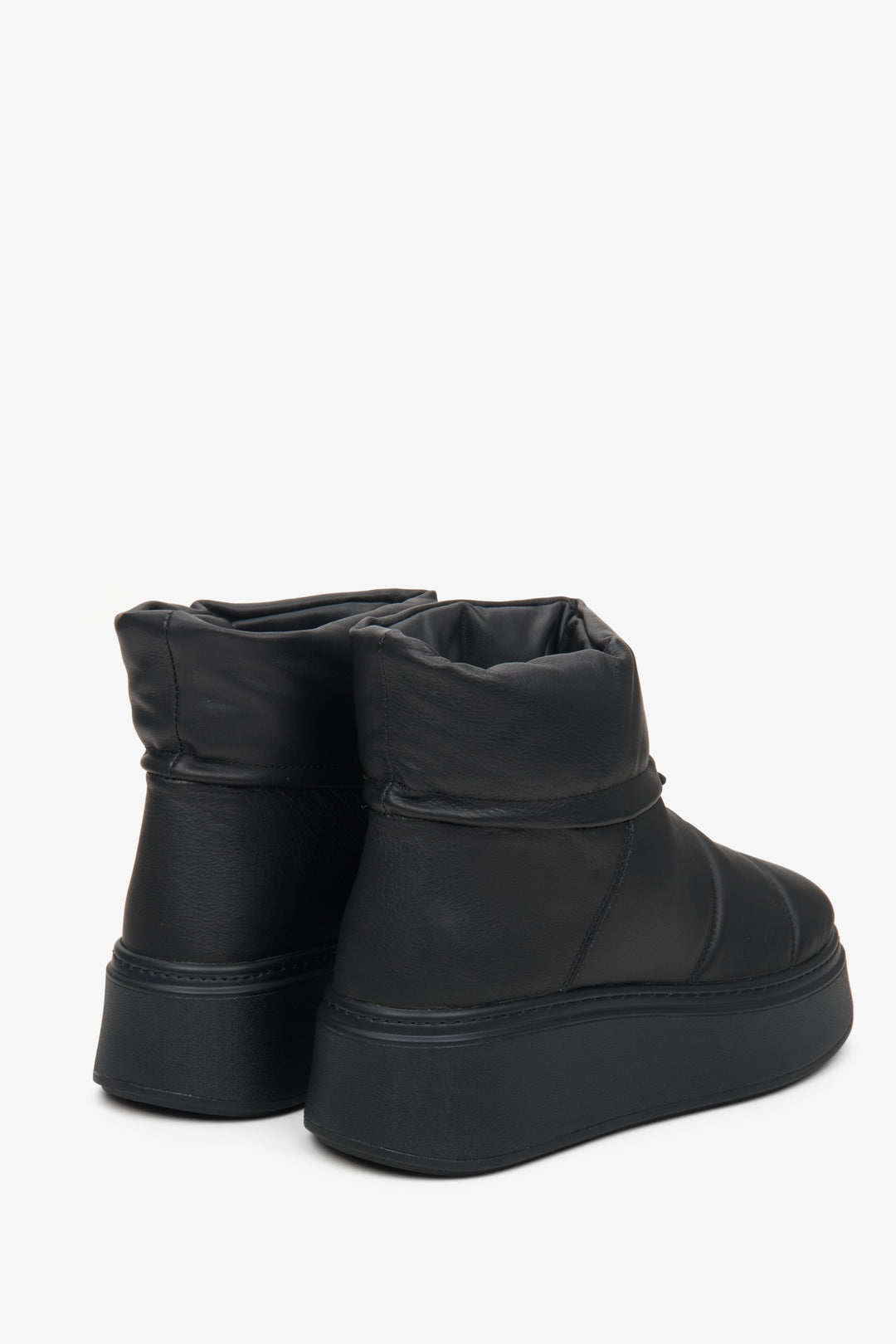 Estro women's black leather snow boots - presentation of the heel and side seam.