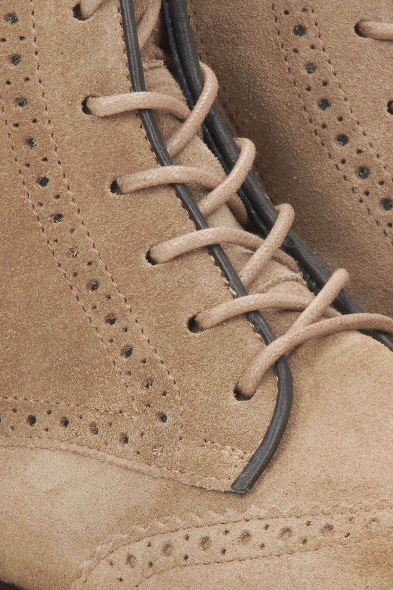 Brown velour women's ankle boots Estro - close-up of the detail.






