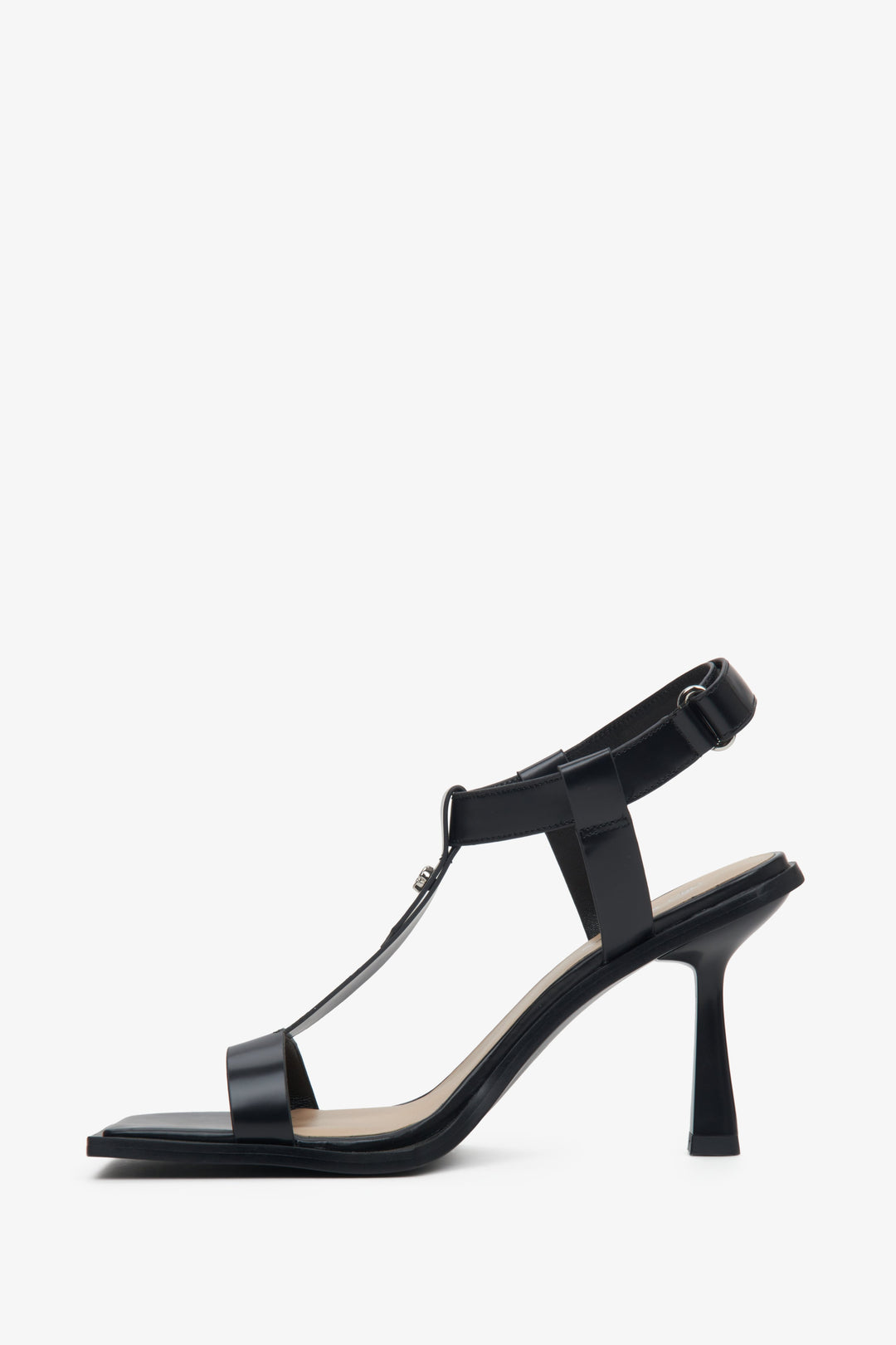 Black women's heeled T-Bar strappy sandals Estro - shoe profile.